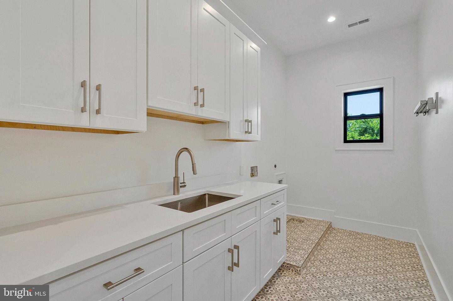 1434 WAGGAMAN CIR, MCLEAN, Virginia 22101, 6 Bedrooms Bedrooms, ,6 BathroomsBathrooms,Residential,For sale,1434 WAGGAMAN CIR,VAFX2243718 MLS # VAFX2243718