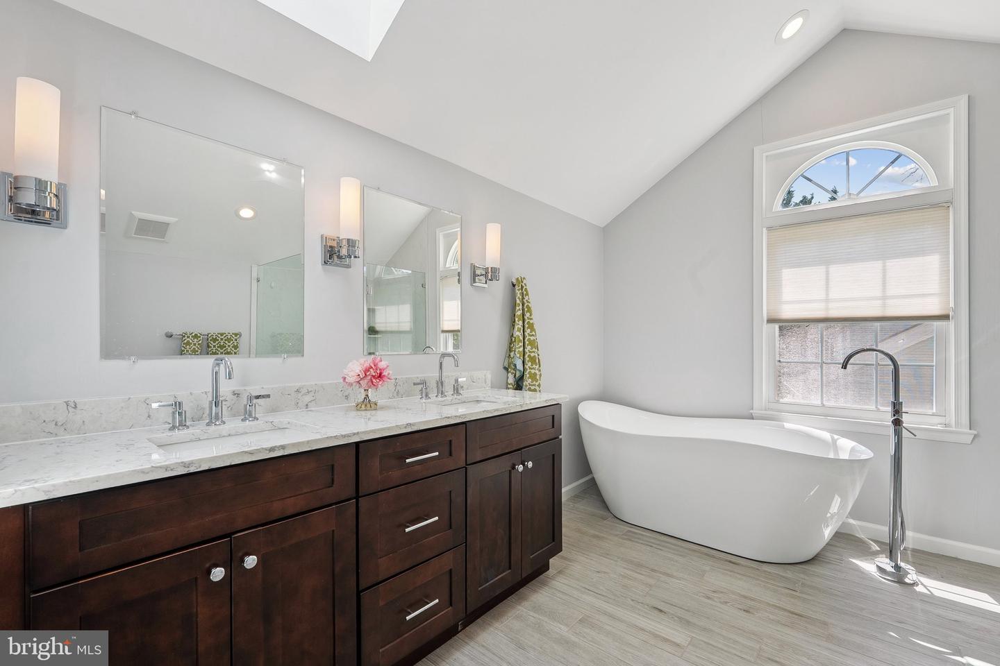 9802 DAYS FARM DR, VIENNA, Virginia 22182, 5 Bedrooms Bedrooms, ,2 BathroomsBathrooms,Residential,For sale,9802 DAYS FARM DR,VAFX2243786 MLS # VAFX2243786