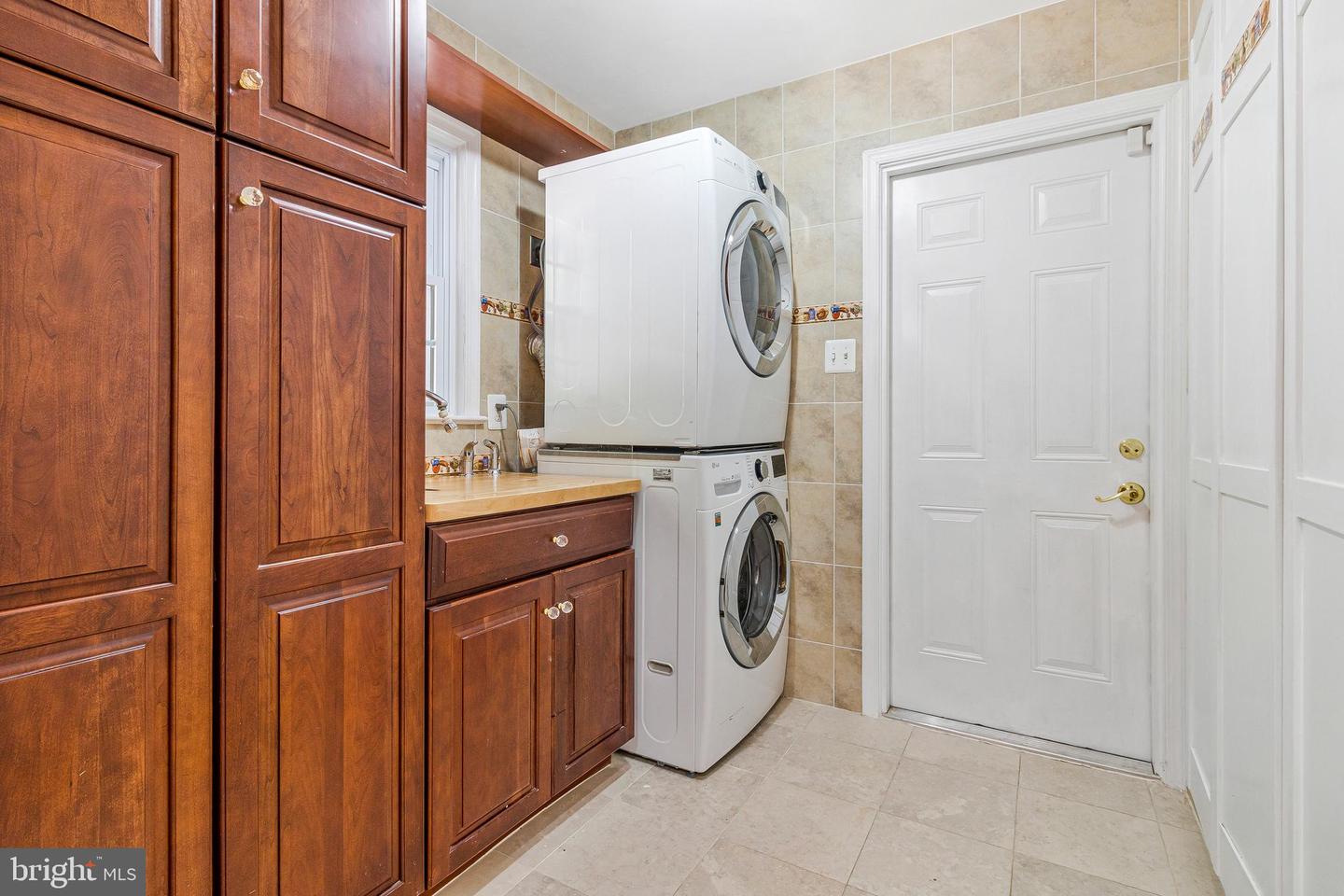 1519 N CHAMBLISS ST, ALEXANDRIA, Virginia 22312, 4 Bedrooms Bedrooms, ,3 BathroomsBathrooms,Residential,For sale,1519 N CHAMBLISS ST,VAAX2046250 MLS # VAAX2046250