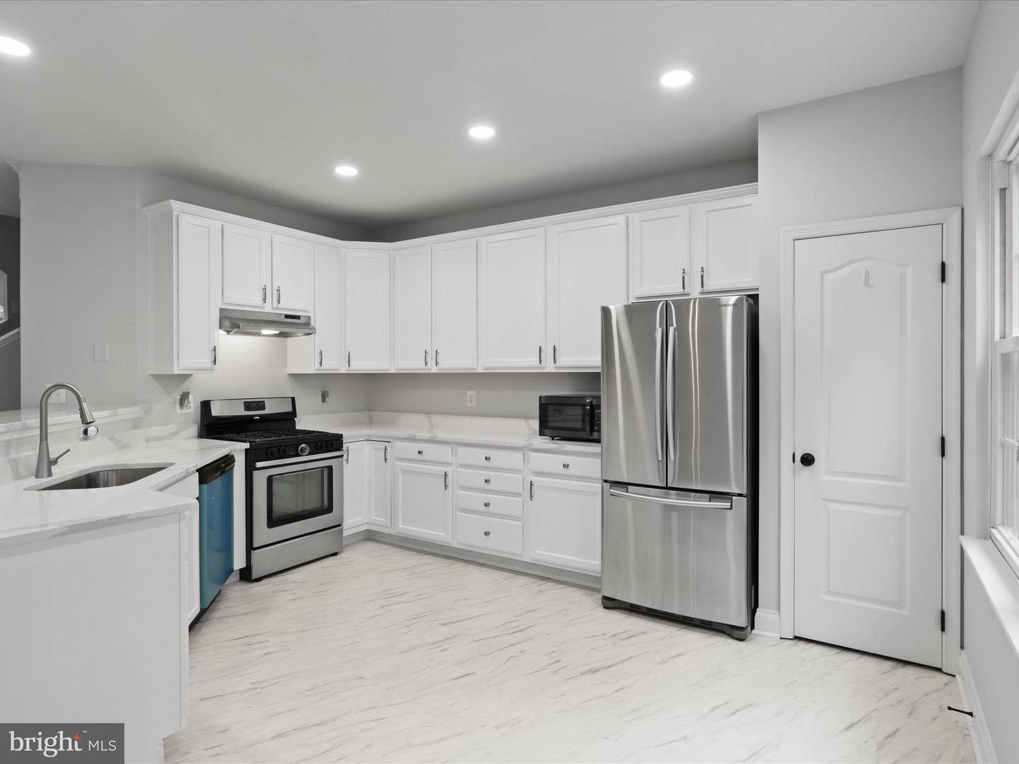 2132 CAPSTONE CIR, HERNDON, Virginia 20170, 3 Bedrooms Bedrooms, 10 Rooms Rooms,2 BathroomsBathrooms,Residential,For sale,2132 CAPSTONE CIR,VAFX2246604 MLS # VAFX2246604