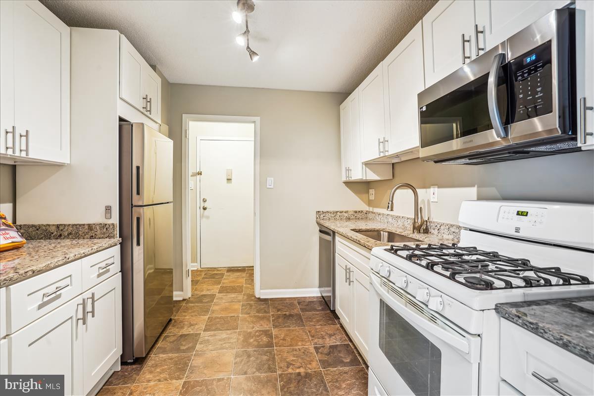 2500 N VAN DORN #326, ALEXANDRIA, Virginia 22302, 2 Bedrooms Bedrooms, ,1 BathroomBathrooms,Residential,For sale,2500 N VAN DORN #326,VAAX2046820 MLS # VAAX2046820