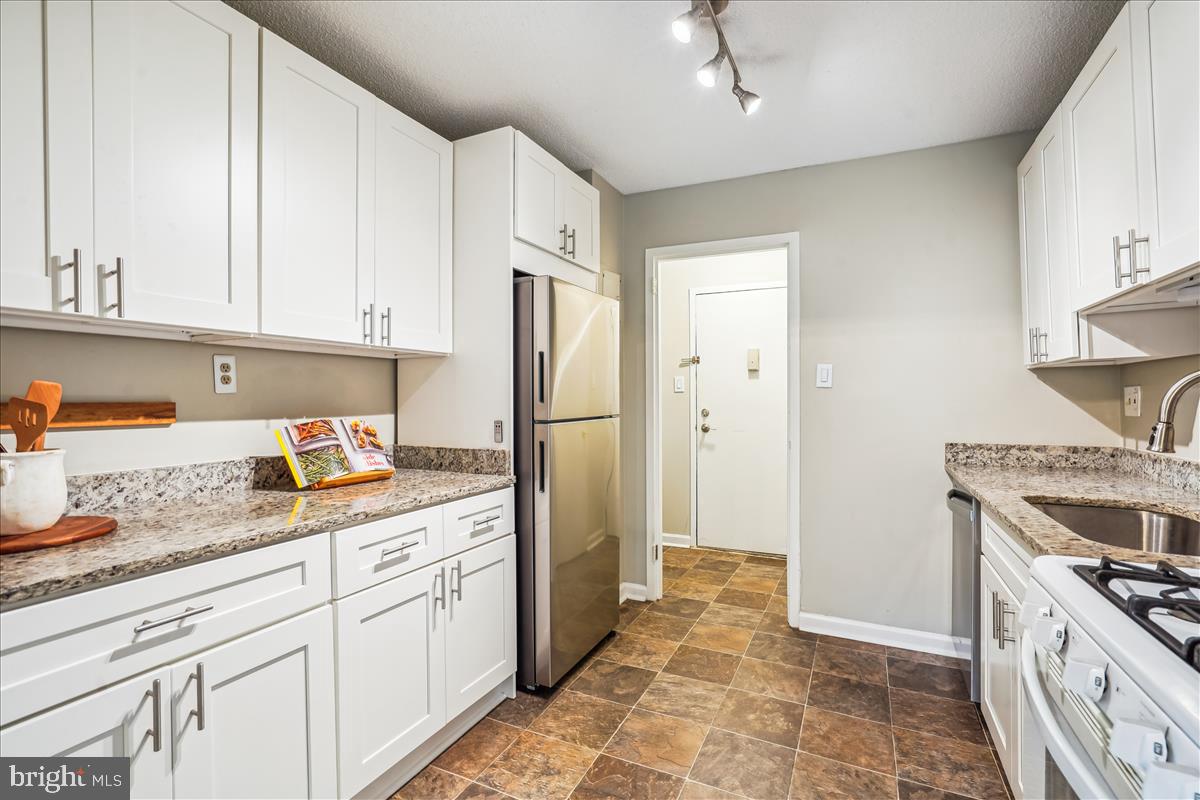 2500 N VAN DORN #326, ALEXANDRIA, Virginia 22302, 2 Bedrooms Bedrooms, ,1 BathroomBathrooms,Residential,For sale,2500 N VAN DORN #326,VAAX2046820 MLS # VAAX2046820