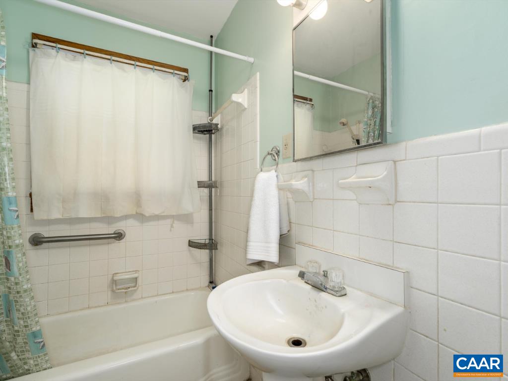 3035 SCOTTSVILLE RD, CHARLOTTESVILLE, Virginia 22902, 2 Bedrooms Bedrooms, ,2 BathroomsBathrooms,Residential,3035 SCOTTSVILLE RD,666050 MLS # 666050