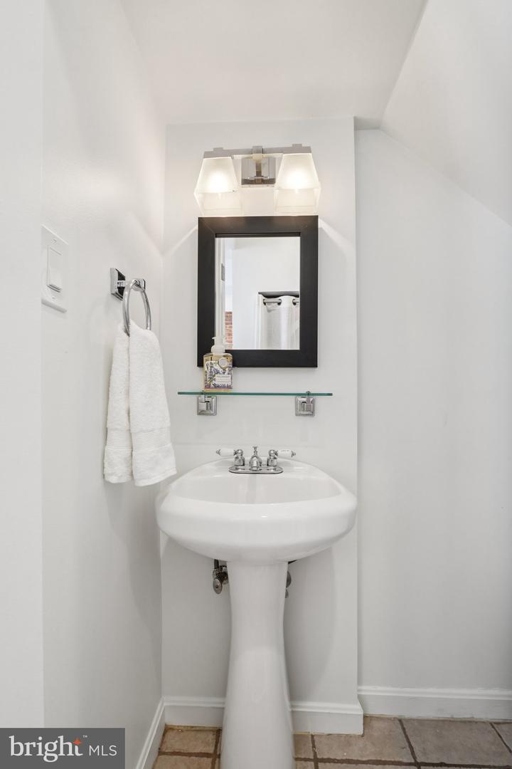 106 15TH ST SE, WASHINGTON, District Of Columbia 20003, 4 Bedrooms Bedrooms, ,2 BathroomsBathrooms,Residential,For sale,106 15TH ST SE,DCDC2189318 MLS # DCDC2189318