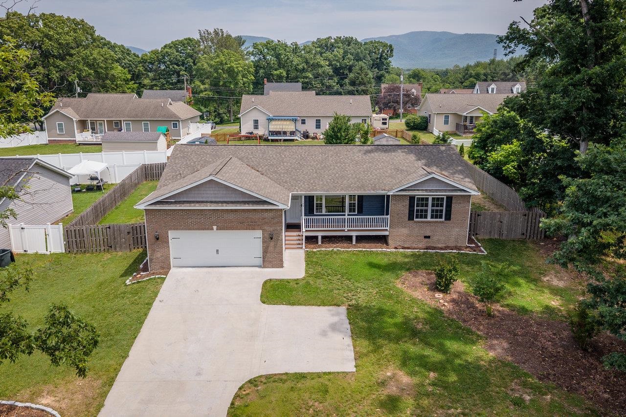 106 AUGUSTA AVE, GROTTOES, Virginia 24441, 3 Bedrooms Bedrooms, ,2 BathroomsBathrooms,Residential,106 AUGUSTA AVE,666195 MLS # 666195