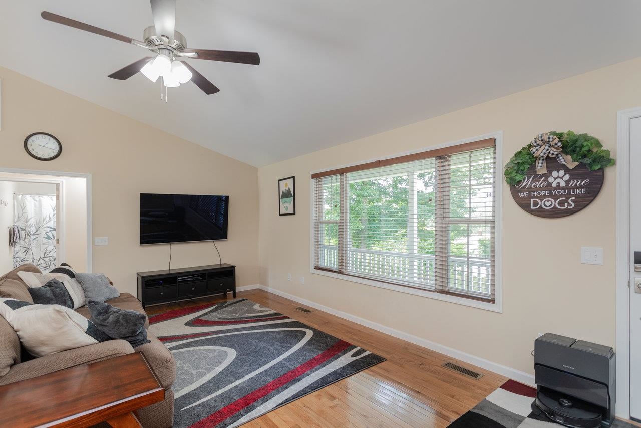 106 AUGUSTA AVE, GROTTOES, Virginia 24441, 3 Bedrooms Bedrooms, ,2 BathroomsBathrooms,Residential,106 AUGUSTA AVE,666195 MLS # 666195