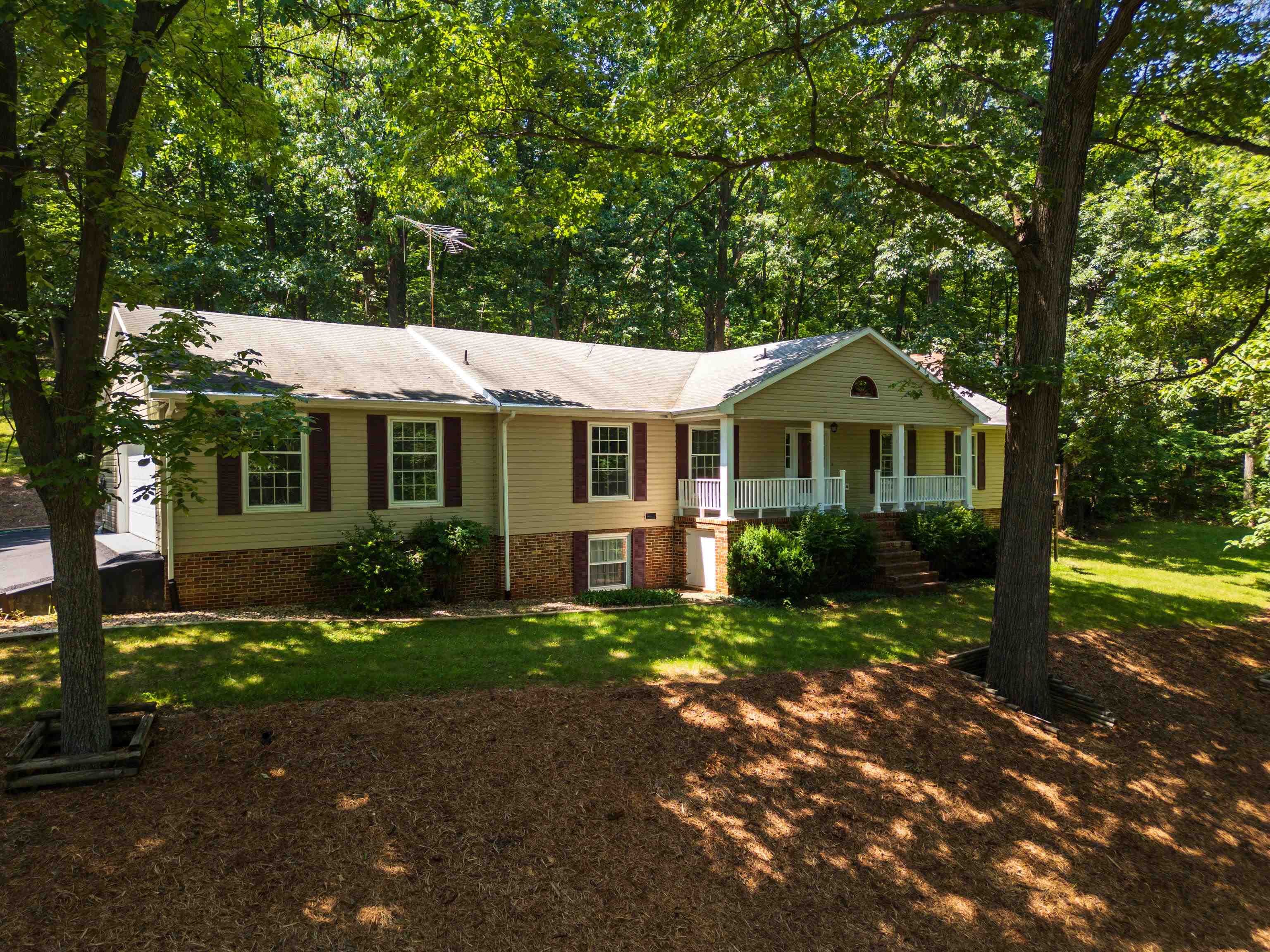 2035 LEE JACKSON HWY, STAUNTON, Virginia 24401, 3 Bedrooms Bedrooms, ,2 BathroomsBathrooms,Residential,2035 LEE JACKSON HWY,666201 MLS # 666201