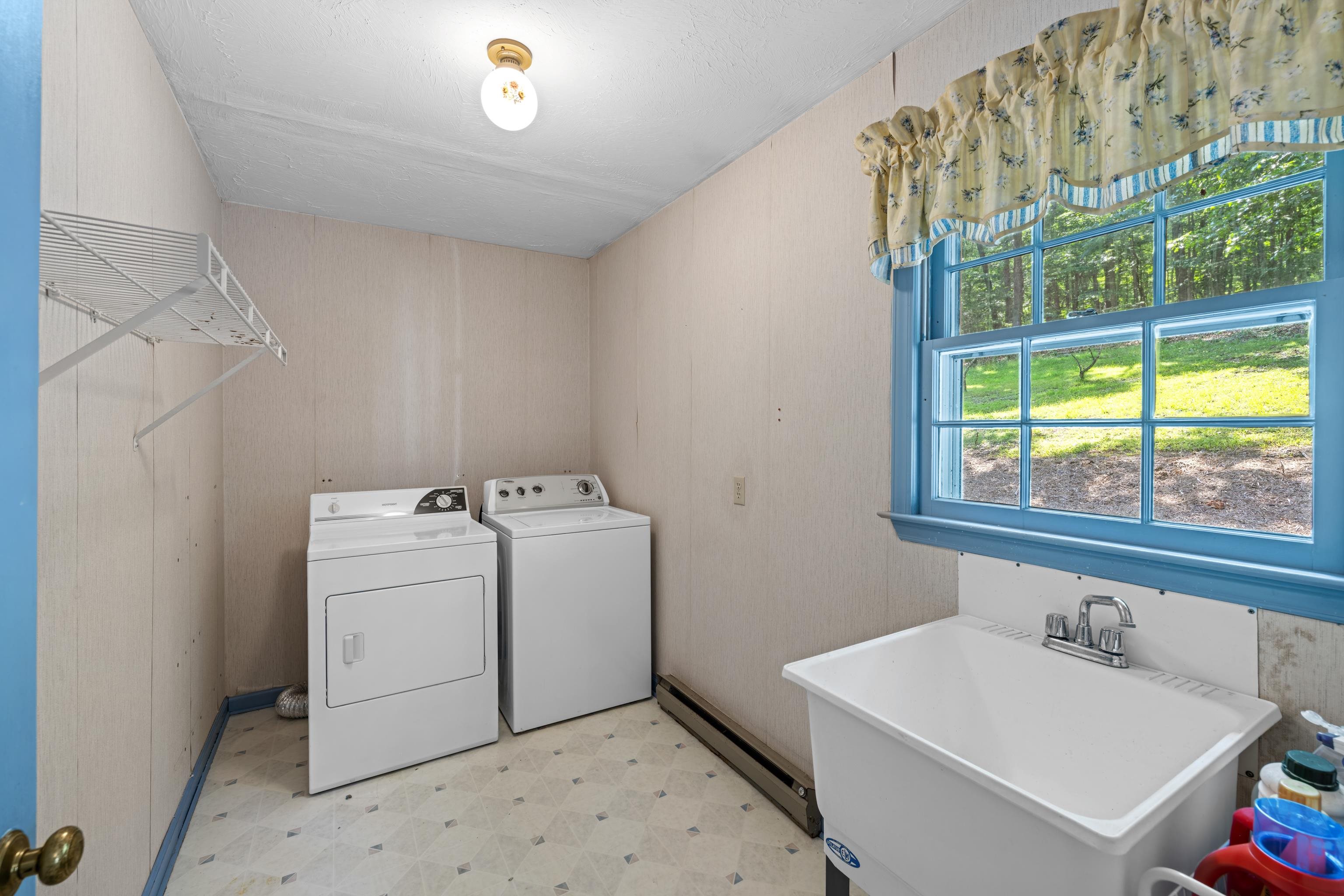 2035 LEE JACKSON HWY, STAUNTON, Virginia 24401, 3 Bedrooms Bedrooms, ,2 BathroomsBathrooms,Residential,2035 LEE JACKSON HWY,666201 MLS # 666201