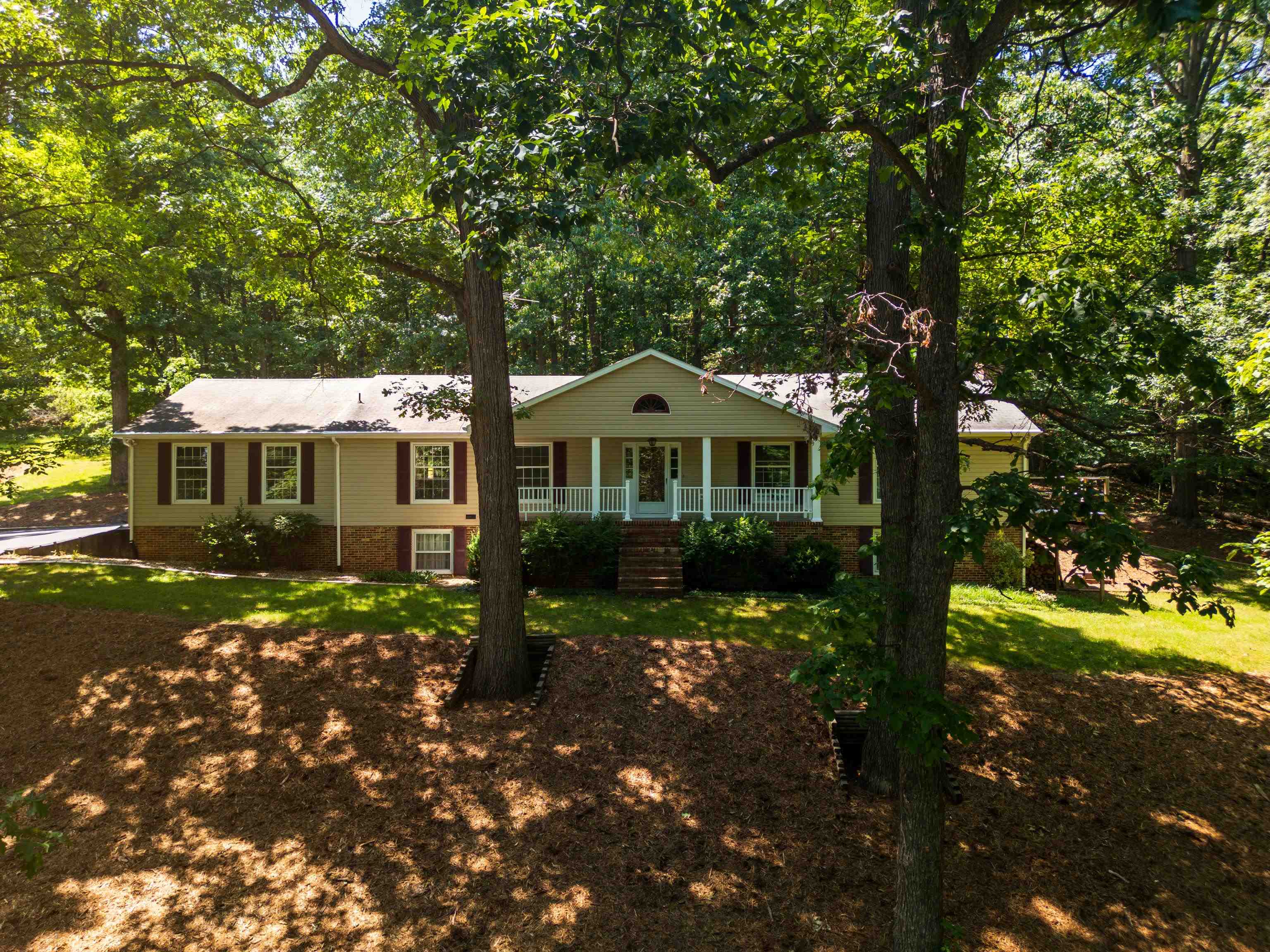2035 LEE JACKSON HWY, STAUNTON, Virginia 24401, 3 Bedrooms Bedrooms, ,2 BathroomsBathrooms,Residential,2035 LEE JACKSON HWY,666201 MLS # 666201