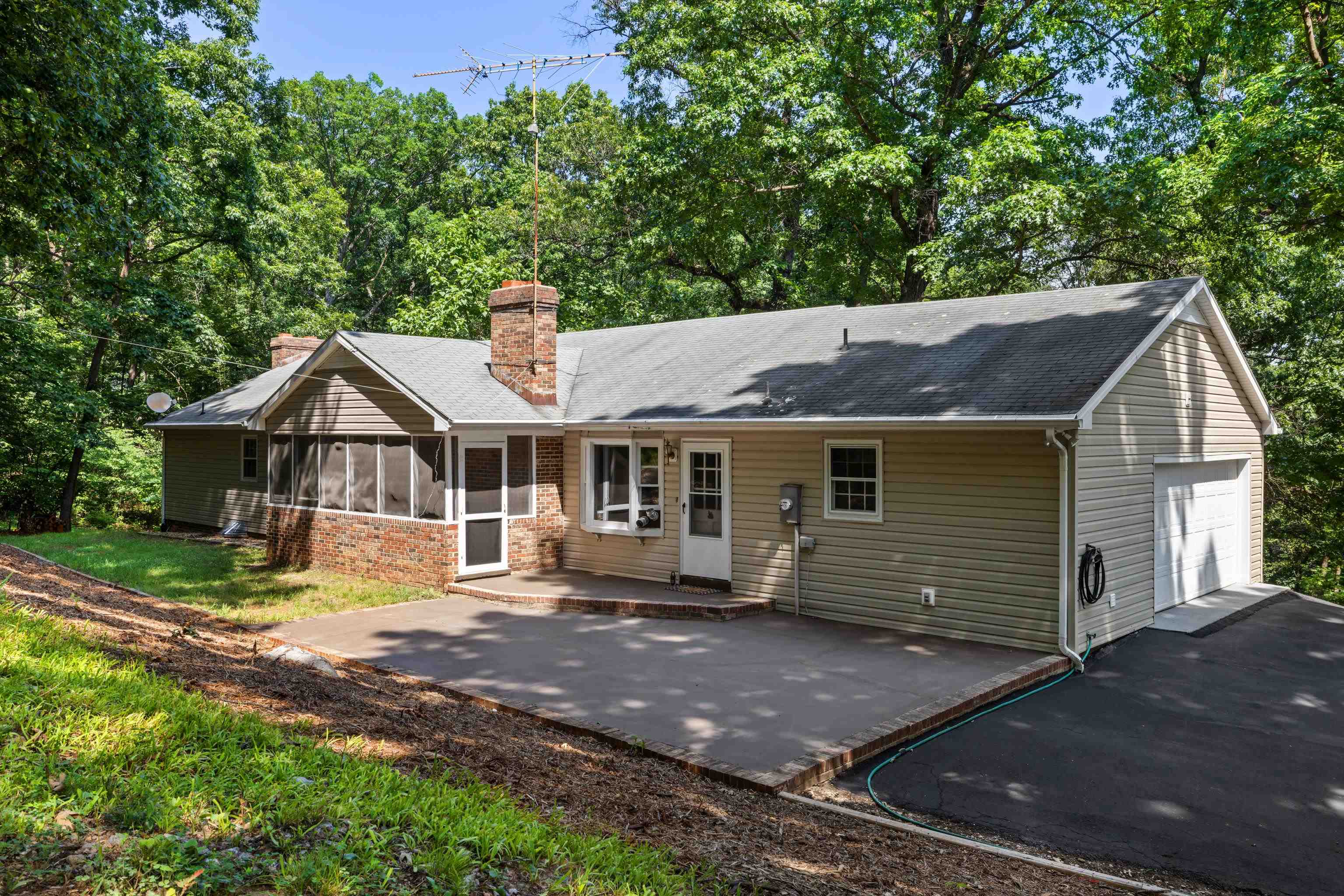 2035 LEE JACKSON HWY, STAUNTON, Virginia 24401, 3 Bedrooms Bedrooms, ,2 BathroomsBathrooms,Residential,2035 LEE JACKSON HWY,666201 MLS # 666201