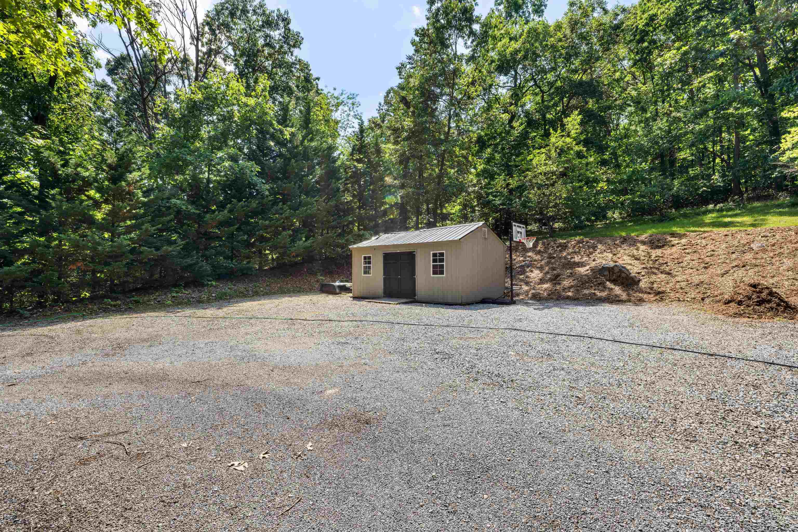 2035 LEE JACKSON HWY, STAUNTON, Virginia 24401, 3 Bedrooms Bedrooms, ,2 BathroomsBathrooms,Residential,2035 LEE JACKSON HWY,666201 MLS # 666201