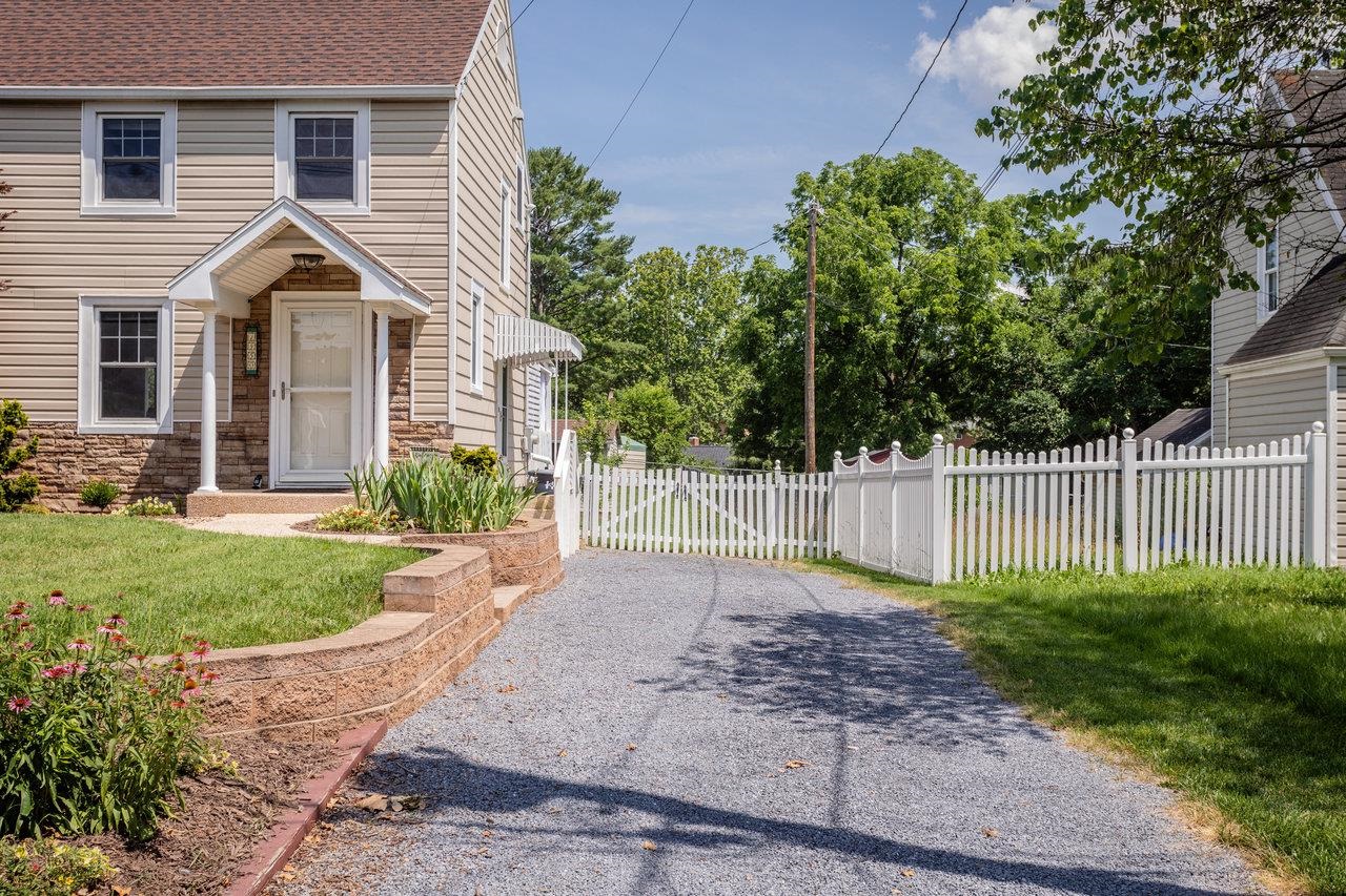1450 BLUESTONE ST, HARRISONBURG, Virginia 22801, 3 Bedrooms Bedrooms, ,1 BathroomBathrooms,Residential,1450 BLUESTONE ST,666205 MLS # 666205