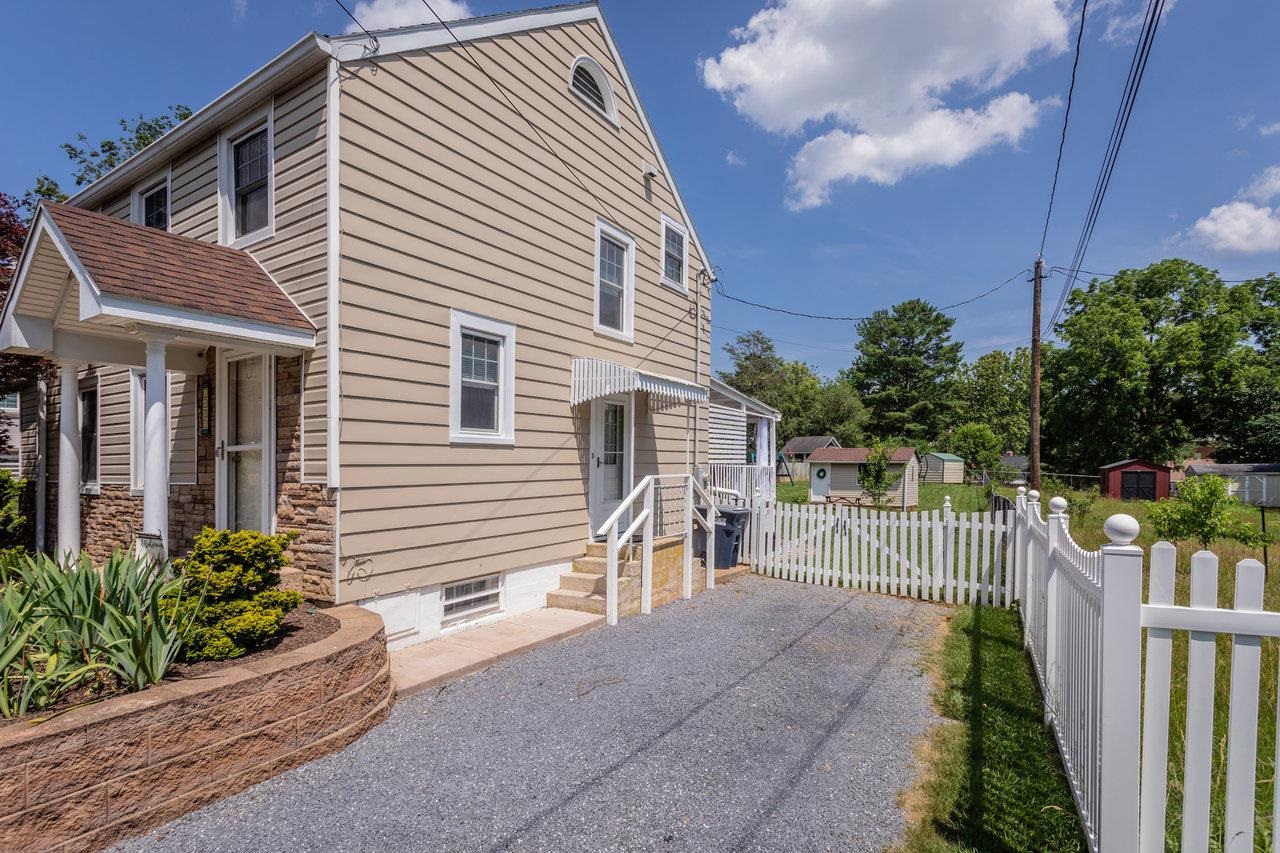 1450 BLUESTONE ST, HARRISONBURG, Virginia 22801, 3 Bedrooms Bedrooms, ,1 BathroomBathrooms,Residential,1450 BLUESTONE ST,666205 MLS # 666205
