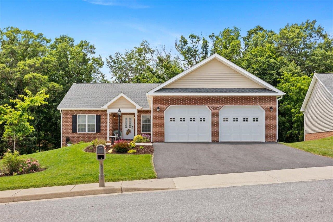 7 OAK VIEW DR, STAUNTON, Virginia 24401, 3 Bedrooms Bedrooms, ,2 BathroomsBathrooms,Residential,7 OAK VIEW DR,666206 MLS # 666206