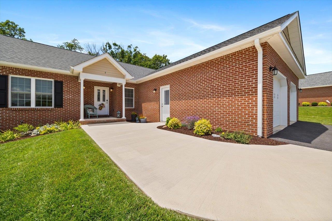 7 OAK VIEW DR, STAUNTON, Virginia 24401, 3 Bedrooms Bedrooms, ,2 BathroomsBathrooms,Residential,7 OAK VIEW DR,666206 MLS # 666206