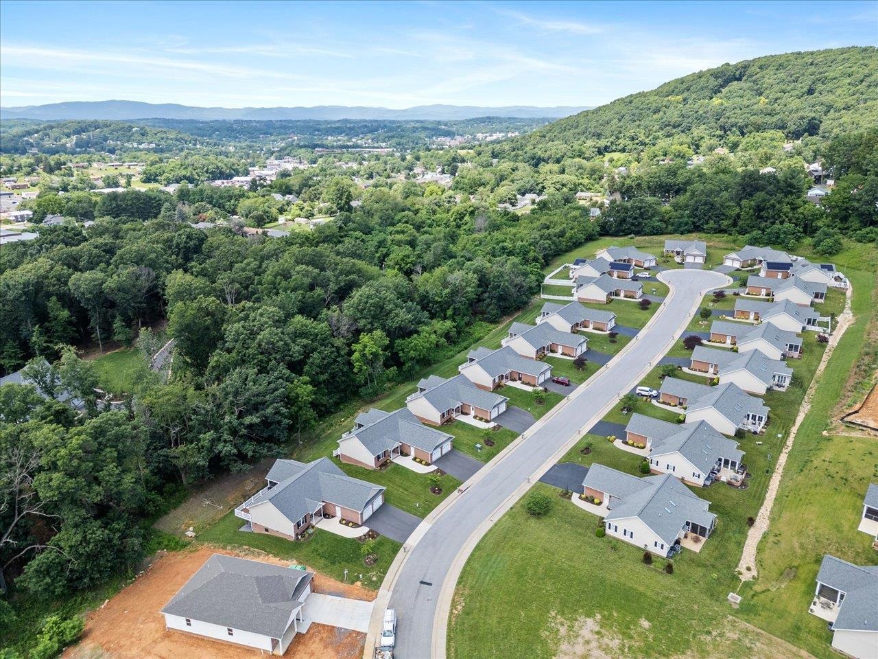7 OAK VIEW DR, STAUNTON, Virginia 24401, 3 Bedrooms Bedrooms, ,2 BathroomsBathrooms,Residential,7 OAK VIEW DR,666206 MLS # 666206