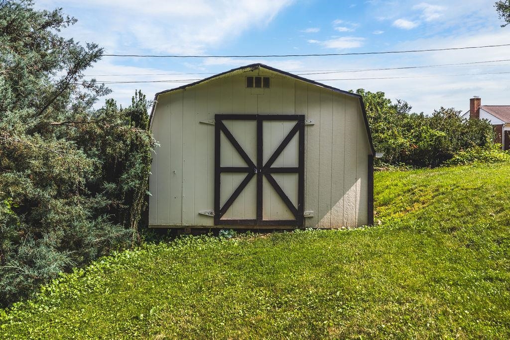 304 BURNLEY DR, STAUNTON, Virginia 24401, 4 Bedrooms Bedrooms, ,3 BathroomsBathrooms,Residential,304 BURNLEY DR,666209 MLS # 666209