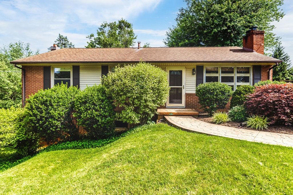 304 BURNLEY DR, STAUNTON, Virginia 24401, 4 Bedrooms Bedrooms, ,3 BathroomsBathrooms,Residential,304 BURNLEY DR,666209 MLS # 666209