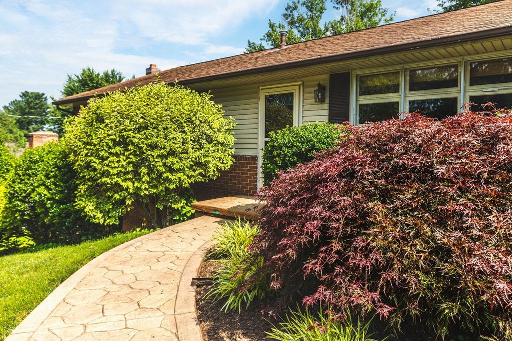 304 BURNLEY DR, STAUNTON, Virginia 24401, 4 Bedrooms Bedrooms, ,3 BathroomsBathrooms,Residential,304 BURNLEY DR,666209 MLS # 666209