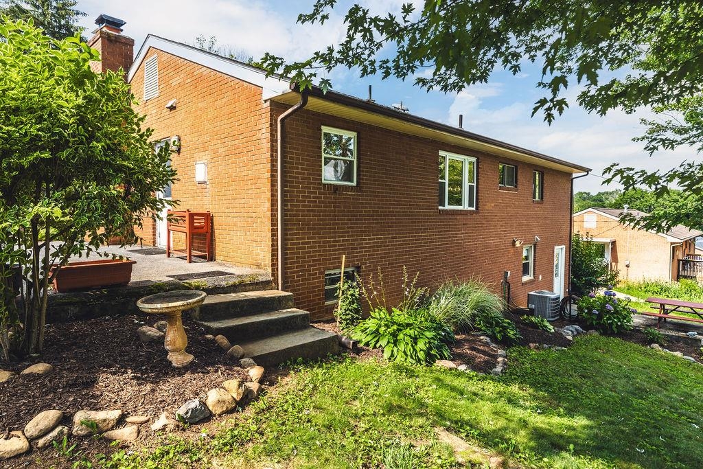 304 BURNLEY DR, STAUNTON, Virginia 24401, 4 Bedrooms Bedrooms, ,3 BathroomsBathrooms,Residential,304 BURNLEY DR,666209 MLS # 666209