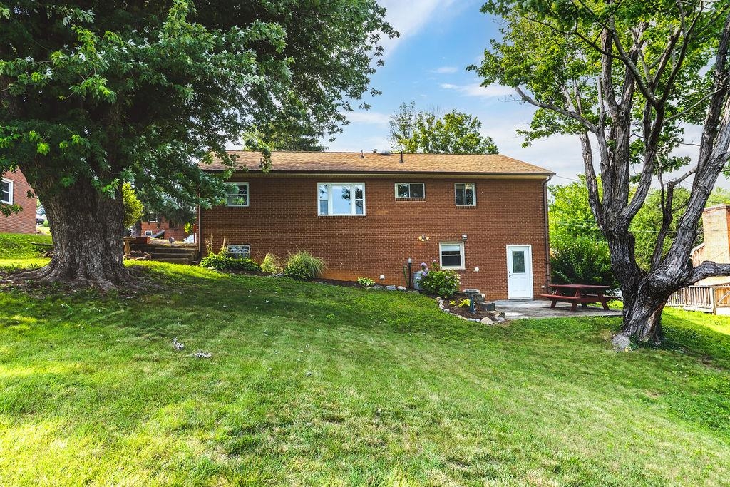 304 BURNLEY DR, STAUNTON, Virginia 24401, 4 Bedrooms Bedrooms, ,3 BathroomsBathrooms,Residential,304 BURNLEY DR,666209 MLS # 666209