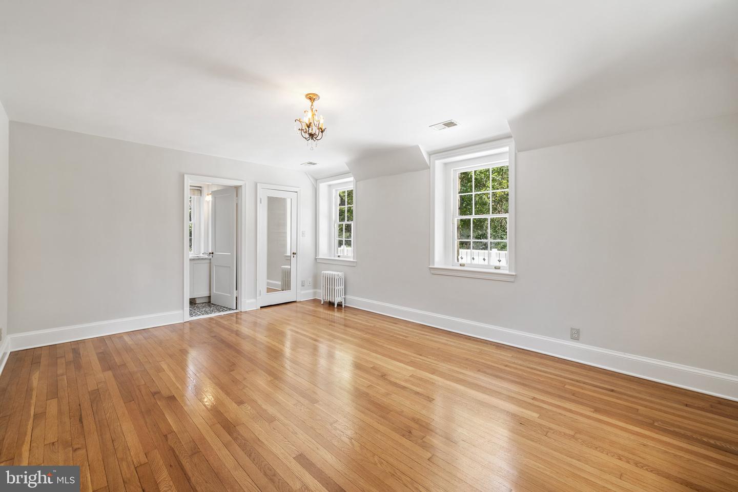 2503 N JEFFERSON ST, ARLINGTON, Virginia 22207, 6 Bedrooms Bedrooms, ,4 BathroomsBathrooms,Residential,For sale,2503 N JEFFERSON ST,VAAR2055930 MLS # VAAR2055930