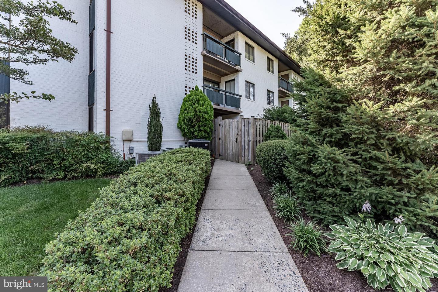 2856 DOVER LN #103, FALLS CHURCH, Virginia 22042, 2 Bedrooms Bedrooms, ,1 BathroomBathrooms,Residential,For sale,2856 DOVER LN #103,VAFX2242248 MLS # VAFX2242248