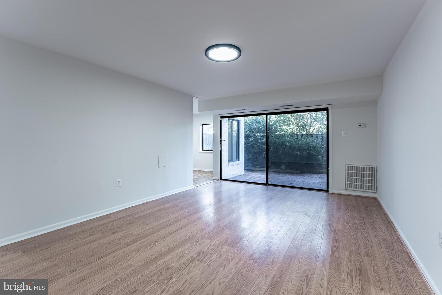 2856 DOVER LN #103, FALLS CHURCH, Virginia 22042, 2 Bedrooms Bedrooms, ,1 BathroomBathrooms,Residential,For sale,2856 DOVER LN #103,VAFX2242248 MLS # VAFX2242248