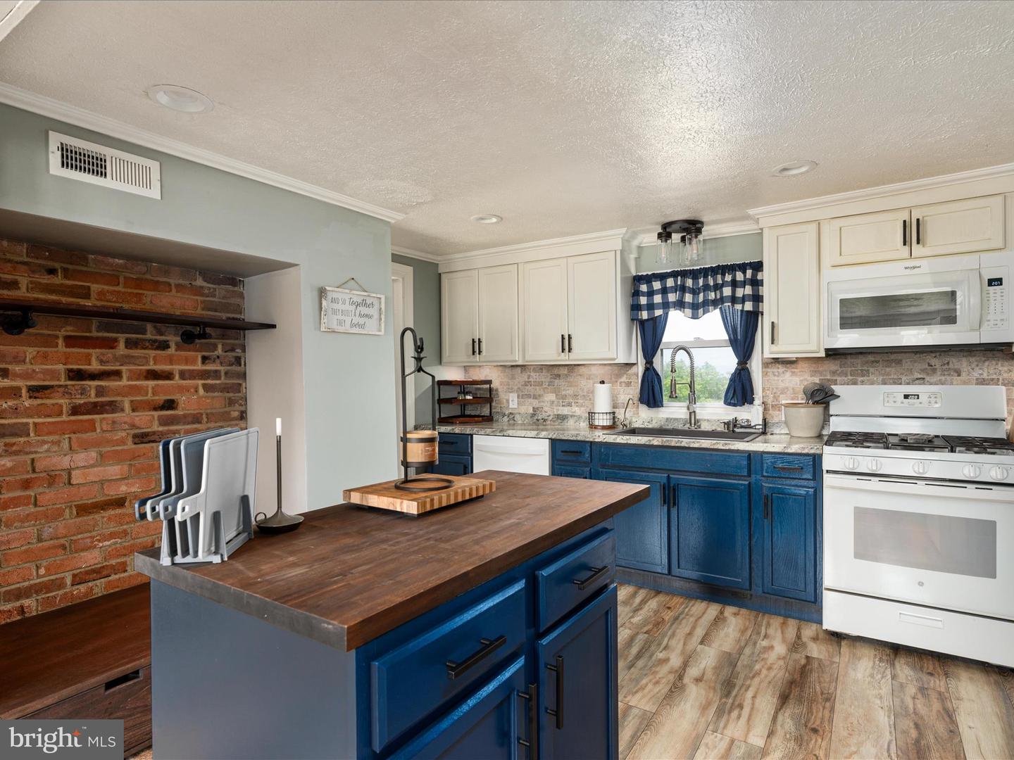 10399 S MIDDLE RD, EDINBURG, Virginia 22824, 3 Bedrooms Bedrooms, ,2 BathroomsBathrooms,Residential,For sale,10399 S MIDDLE RD,VASH2011698 MLS # VASH2011698