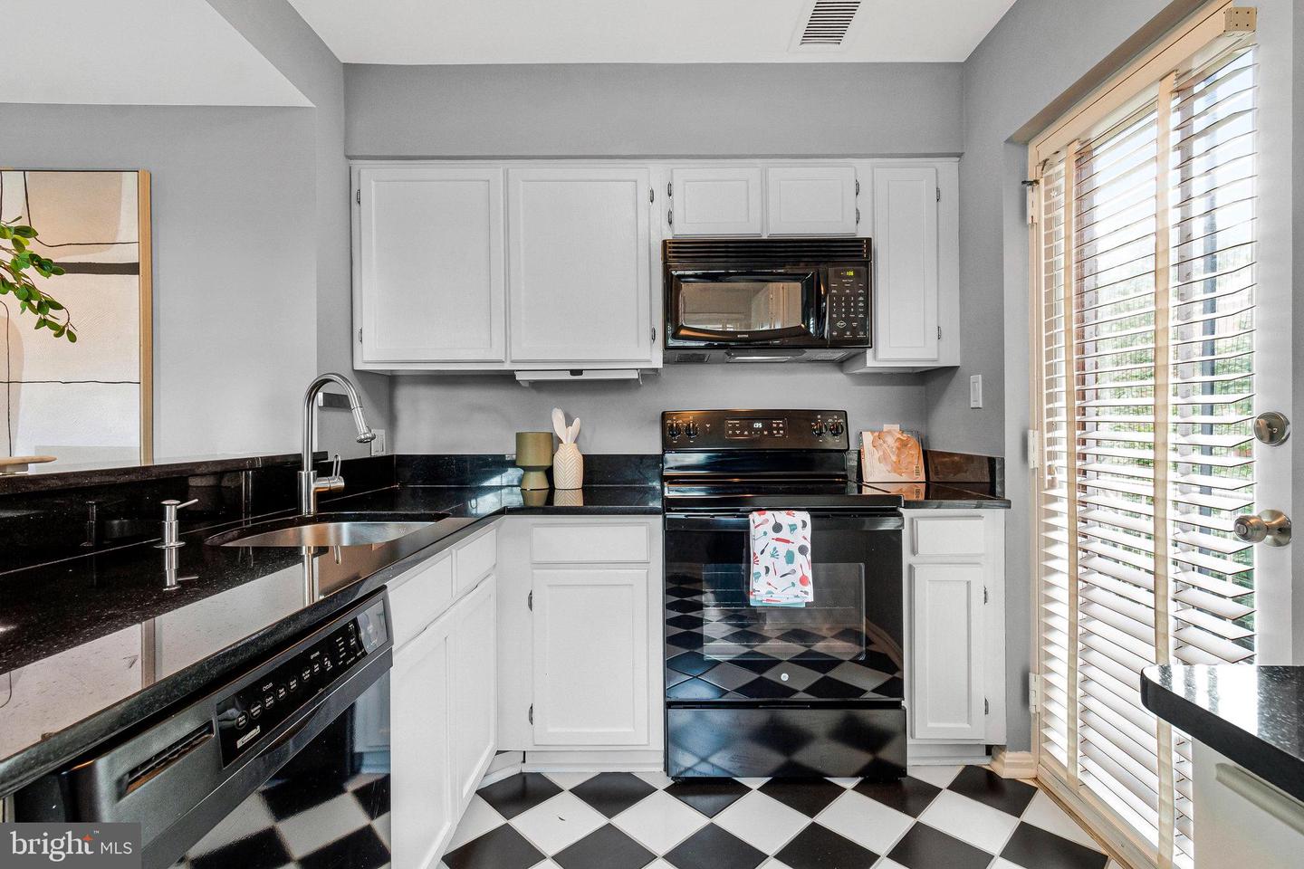 1307 E ABINGDON DR #4, ALEXANDRIA, Virginia 22314, 1 Bedroom Bedrooms, ,1 BathroomBathrooms,Residential,For sale,1307 E ABINGDON DR #4,VAAX2046858 MLS # VAAX2046858