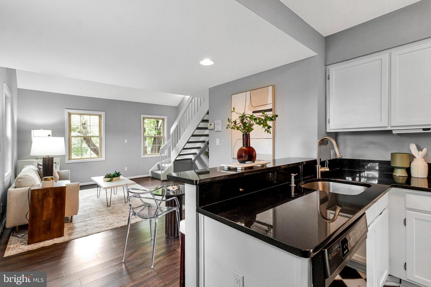 1307 E ABINGDON DR #4, ALEXANDRIA, Virginia 22314, 1 Bedroom Bedrooms, ,1 BathroomBathrooms,Residential,For sale,1307 E ABINGDON DR #4,VAAX2046858 MLS # VAAX2046858