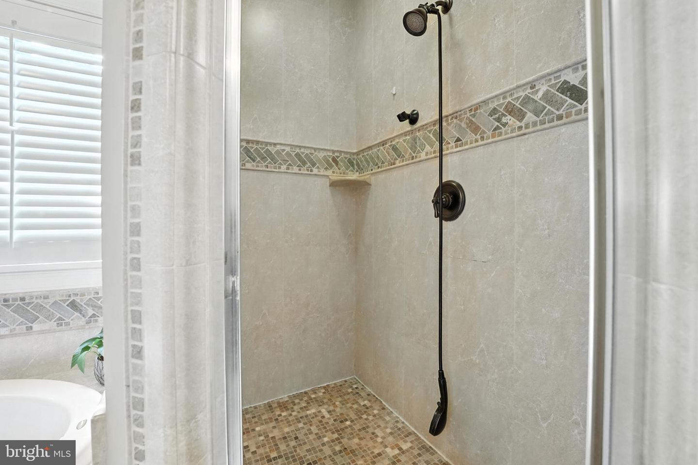 5611 EDGEMONT DR, ALEXANDRIA, Virginia 22310, 6 Bedrooms Bedrooms, ,4 BathroomsBathrooms,Residential,For sale,5611 EDGEMONT DR,VAFX2250464 MLS # VAFX2250464