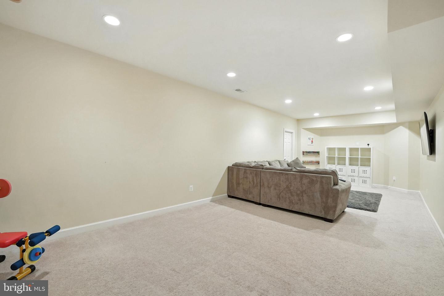 5611 EDGEMONT DR, ALEXANDRIA, Virginia 22310, 6 Bedrooms Bedrooms, ,4 BathroomsBathrooms,Residential,For sale,5611 EDGEMONT DR,VAFX2250464 MLS # VAFX2250464