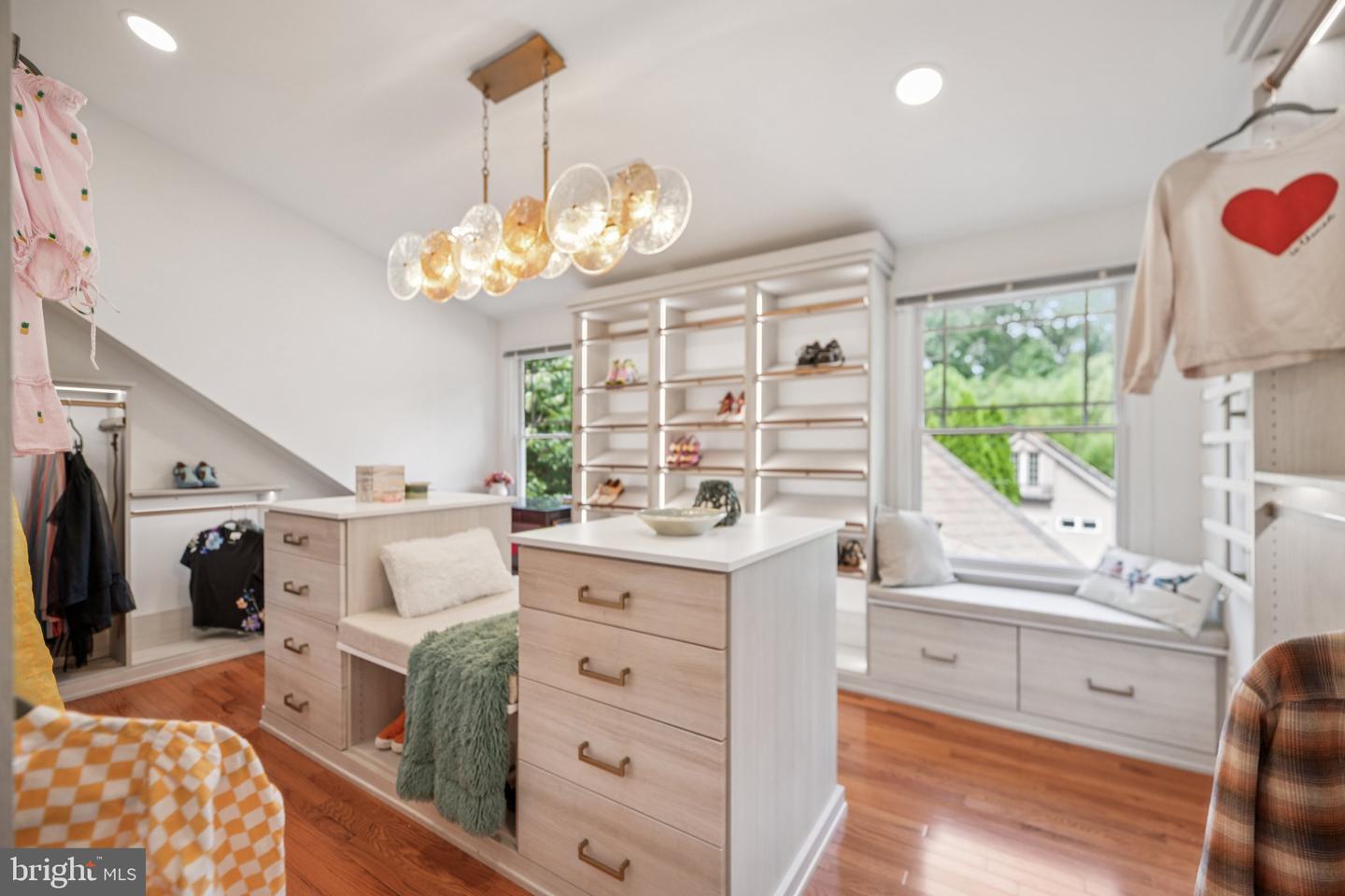 4725 SPRUCE AVE, FAIRFAX, Virginia 22030, 4 Bedrooms Bedrooms, ,4 BathroomsBathrooms,Residential,For sale,4725 SPRUCE AVE,VAFX2250046 MLS # VAFX2250046