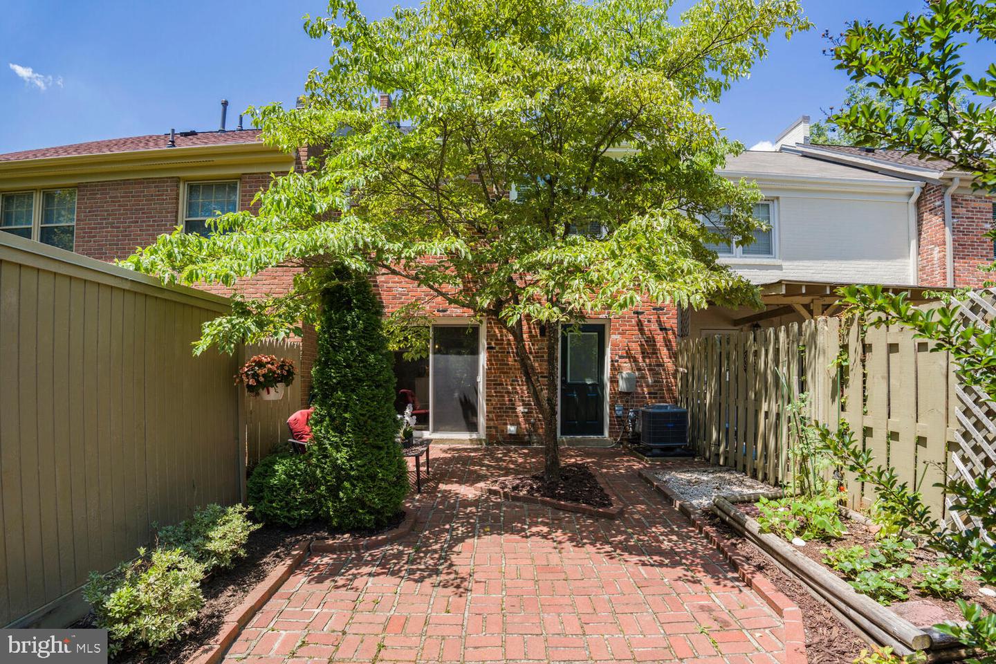 6009 WATERBURY CT, SPRINGFIELD, Virginia 22152, 2 Bedrooms Bedrooms, ,1 BathroomBathrooms,Residential,For sale,6009 WATERBURY CT,VAFX2250330 MLS # VAFX2250330