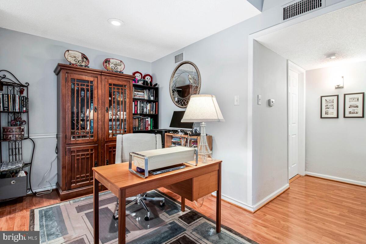1515 LINCOLN WAY #304B, MCLEAN, Virginia 22102, 1 Bedroom Bedrooms, 5 Rooms Rooms,1 BathroomBathrooms,Residential,For sale,1515 LINCOLN WAY #304B,VAFX2250450 MLS # VAFX2250450