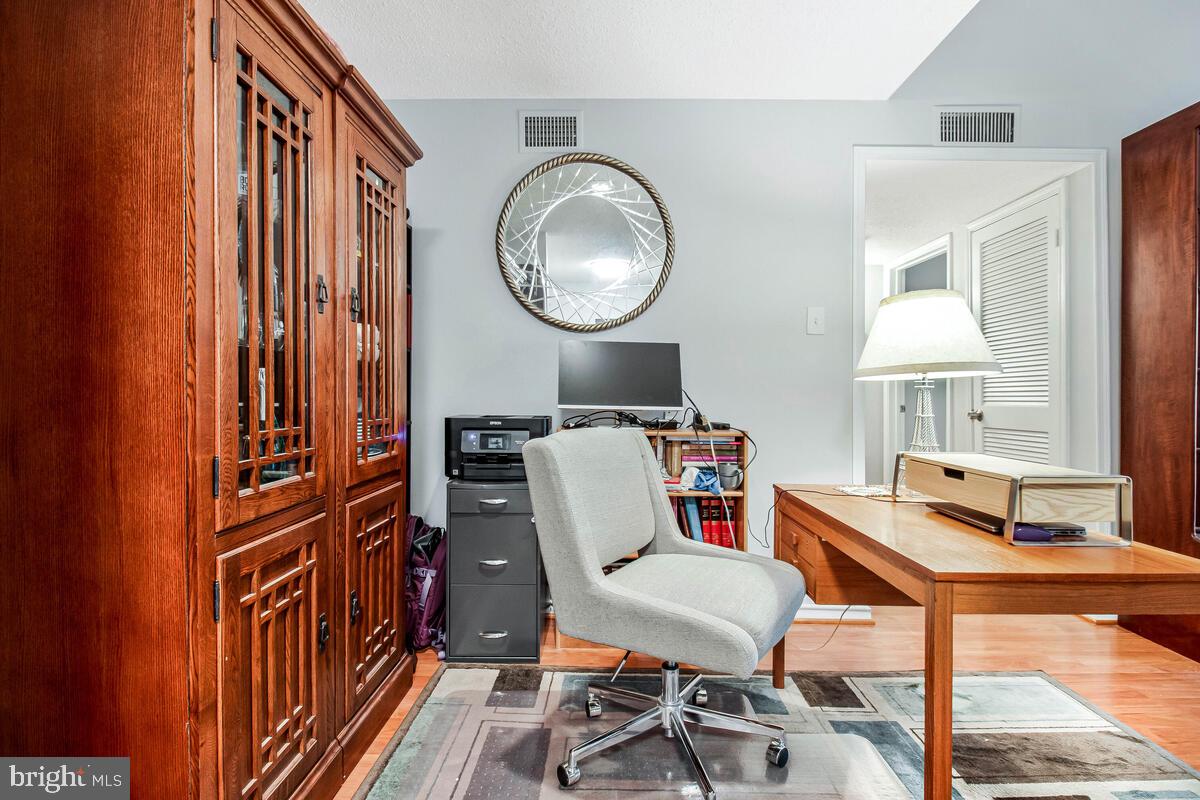 1515 LINCOLN WAY #304B, MCLEAN, Virginia 22102, 1 Bedroom Bedrooms, 5 Rooms Rooms,1 BathroomBathrooms,Residential,For sale,1515 LINCOLN WAY #304B,VAFX2250450 MLS # VAFX2250450