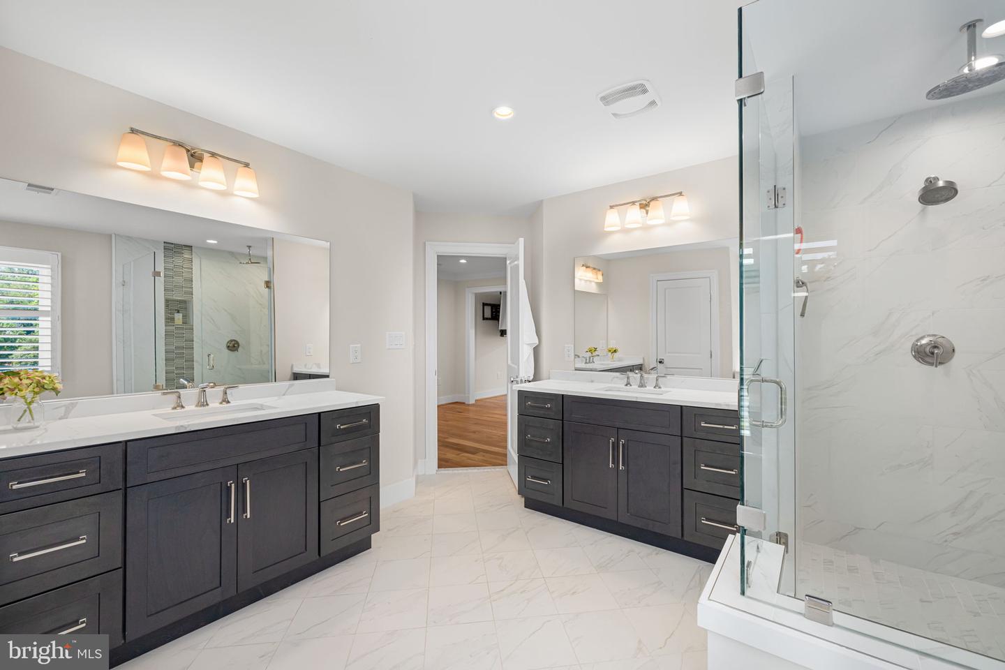 933 WOBURN CT, MCLEAN, Virginia 22102, 5 Bedrooms Bedrooms, ,6 BathroomsBathrooms,Residential,For sale,933 WOBURN CT,VAFX2250482 MLS # VAFX2250482