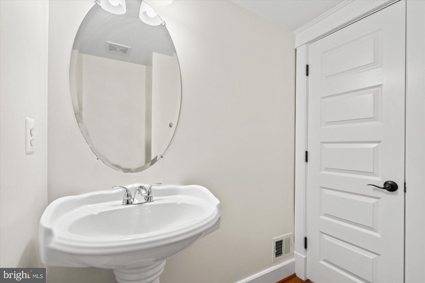 323 CLIFFORD AVE, ALEXANDRIA, Virginia 22305, 3 Bedrooms Bedrooms, ,3 BathroomsBathrooms,Residential,For sale,323 CLIFFORD AVE,VAAX2046912 MLS # VAAX2046912