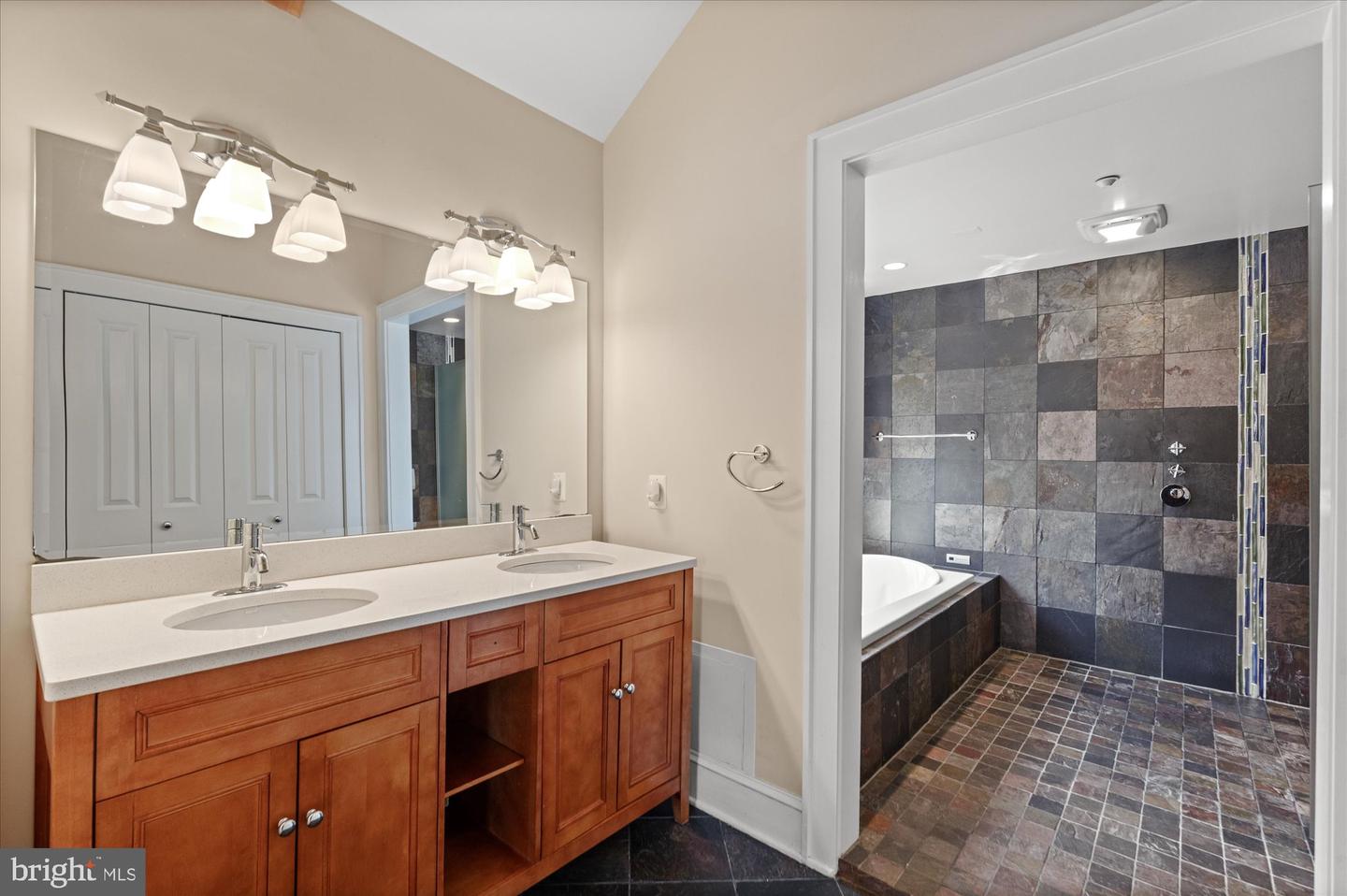 9 E WALNUT ST, ALEXANDRIA, Virginia 22301, 3 Bedrooms Bedrooms, ,3 BathroomsBathrooms,Residential,For sale,9 E WALNUT ST,VAAX2046918 MLS # VAAX2046918