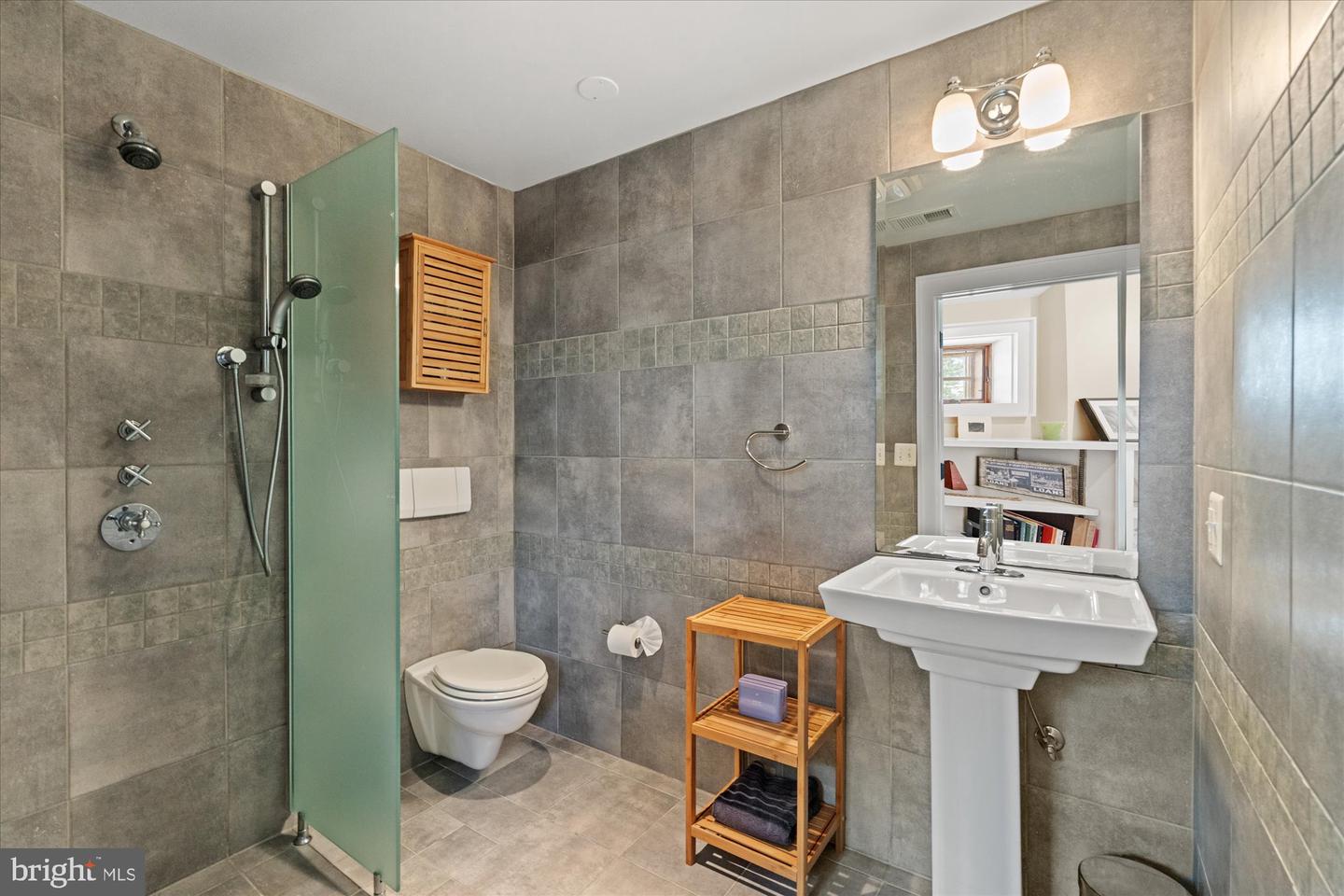 9 E WALNUT ST, ALEXANDRIA, Virginia 22301, 3 Bedrooms Bedrooms, ,3 BathroomsBathrooms,Residential,For sale,9 E WALNUT ST,VAAX2046918 MLS # VAAX2046918