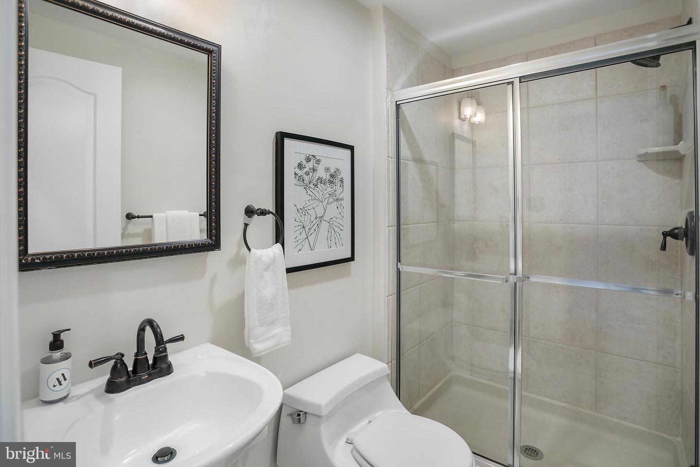 27 LOGAN CIR NW #5, WASHINGTON, District Of Columbia 20005, 3 Bedrooms Bedrooms, 8 Rooms Rooms,2 BathroomsBathrooms,Residential,For sale,27 LOGAN CIR NW #5,DCDC2191052 MLS # DCDC2191052