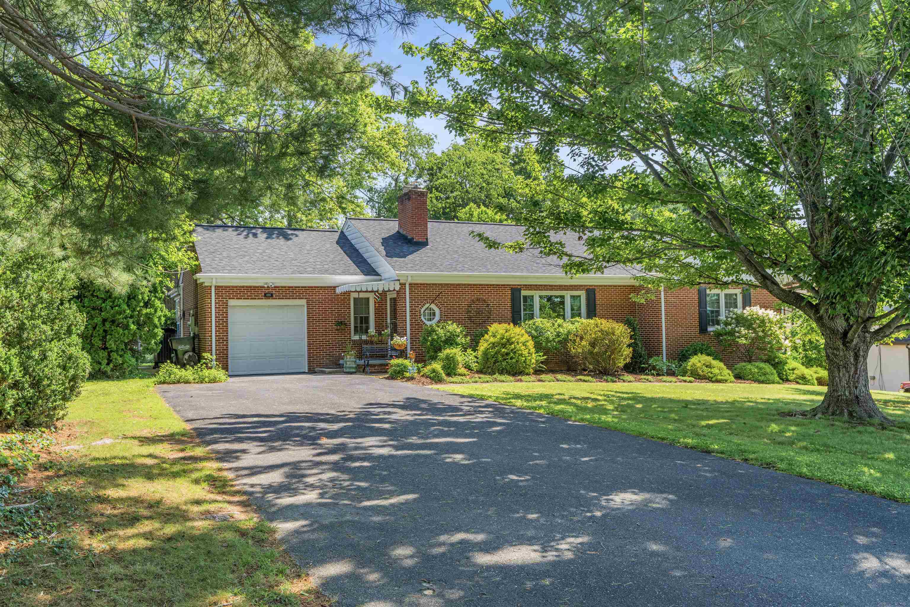 406 COLLEGE CIR, STAUNTON, Virginia 24401, 4 Bedrooms Bedrooms, ,2 BathroomsBathrooms,Residential,406 COLLEGE CIR,666219 MLS # 666219