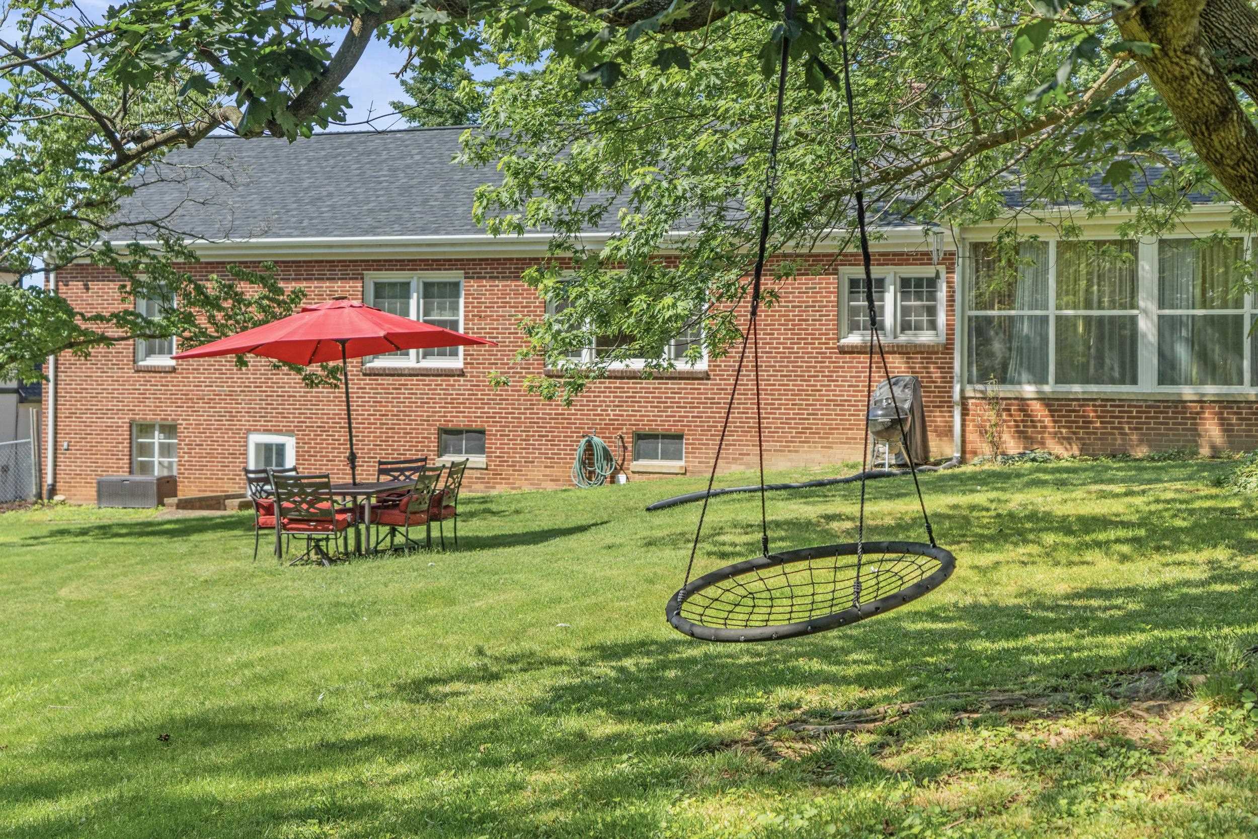 406 COLLEGE CIR, STAUNTON, Virginia 24401, 4 Bedrooms Bedrooms, ,2 BathroomsBathrooms,Residential,406 COLLEGE CIR,666219 MLS # 666219