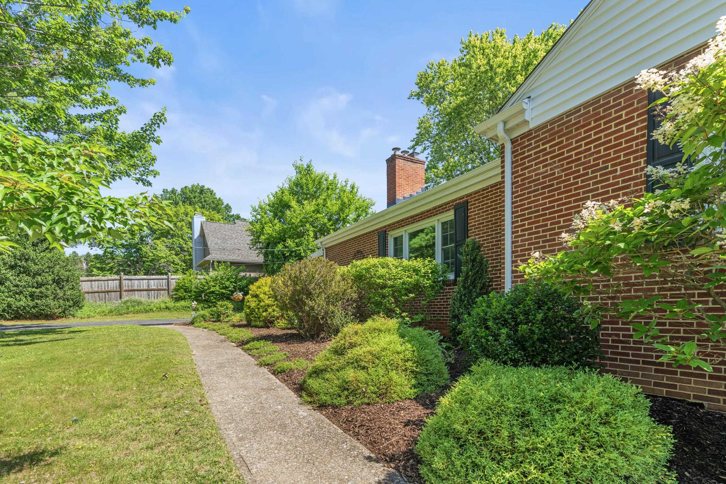 406 COLLEGE CIR, STAUNTON, Virginia 24401, 4 Bedrooms Bedrooms, ,2 BathroomsBathrooms,Residential,406 COLLEGE CIR,666219 MLS # 666219