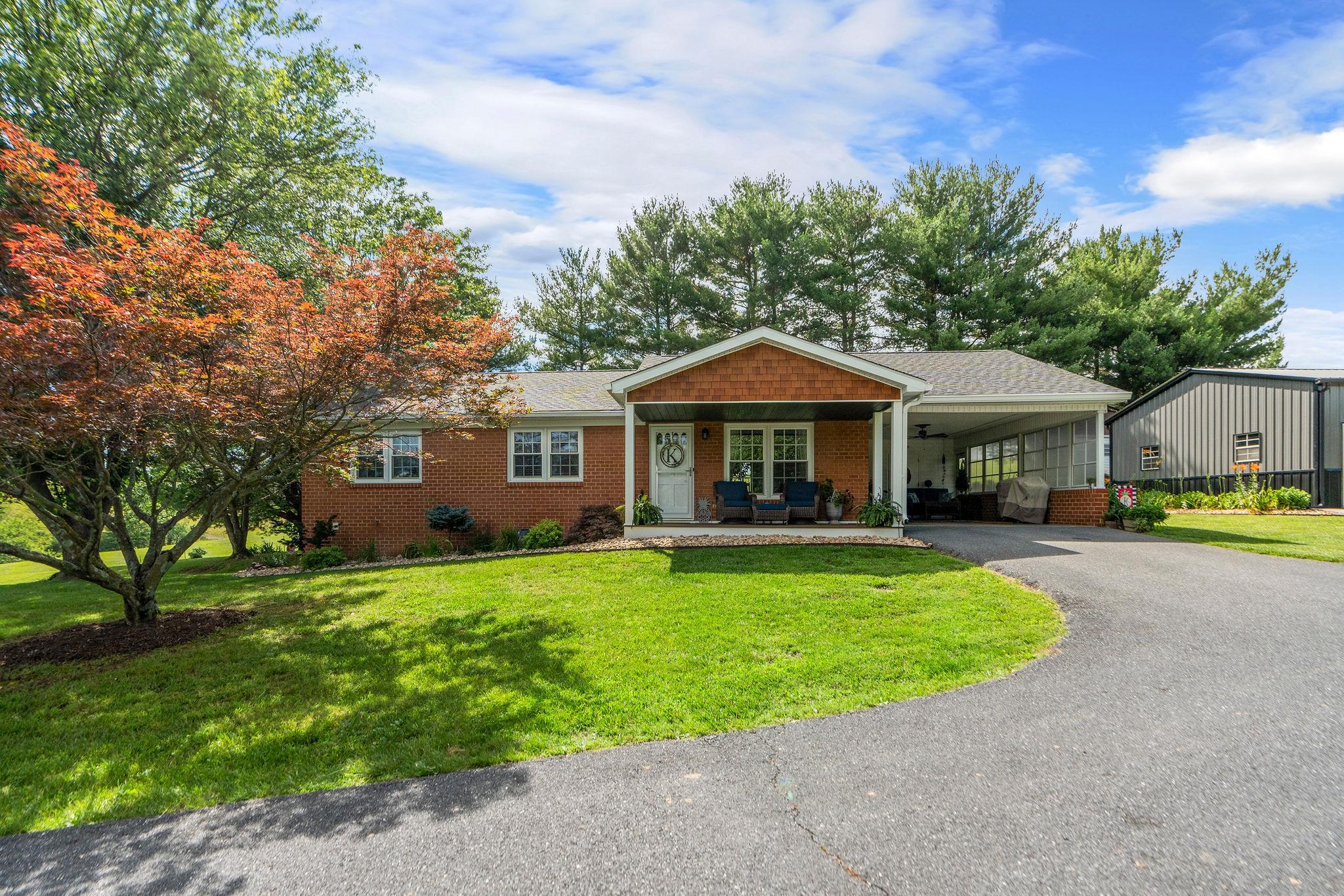2737 BARRENRIDGE RD, STAUNTON, Virginia 24401, 2 Bedrooms Bedrooms, ,2 BathroomsBathrooms,Residential,2737 BARRENRIDGE RD,666244 MLS # 666244