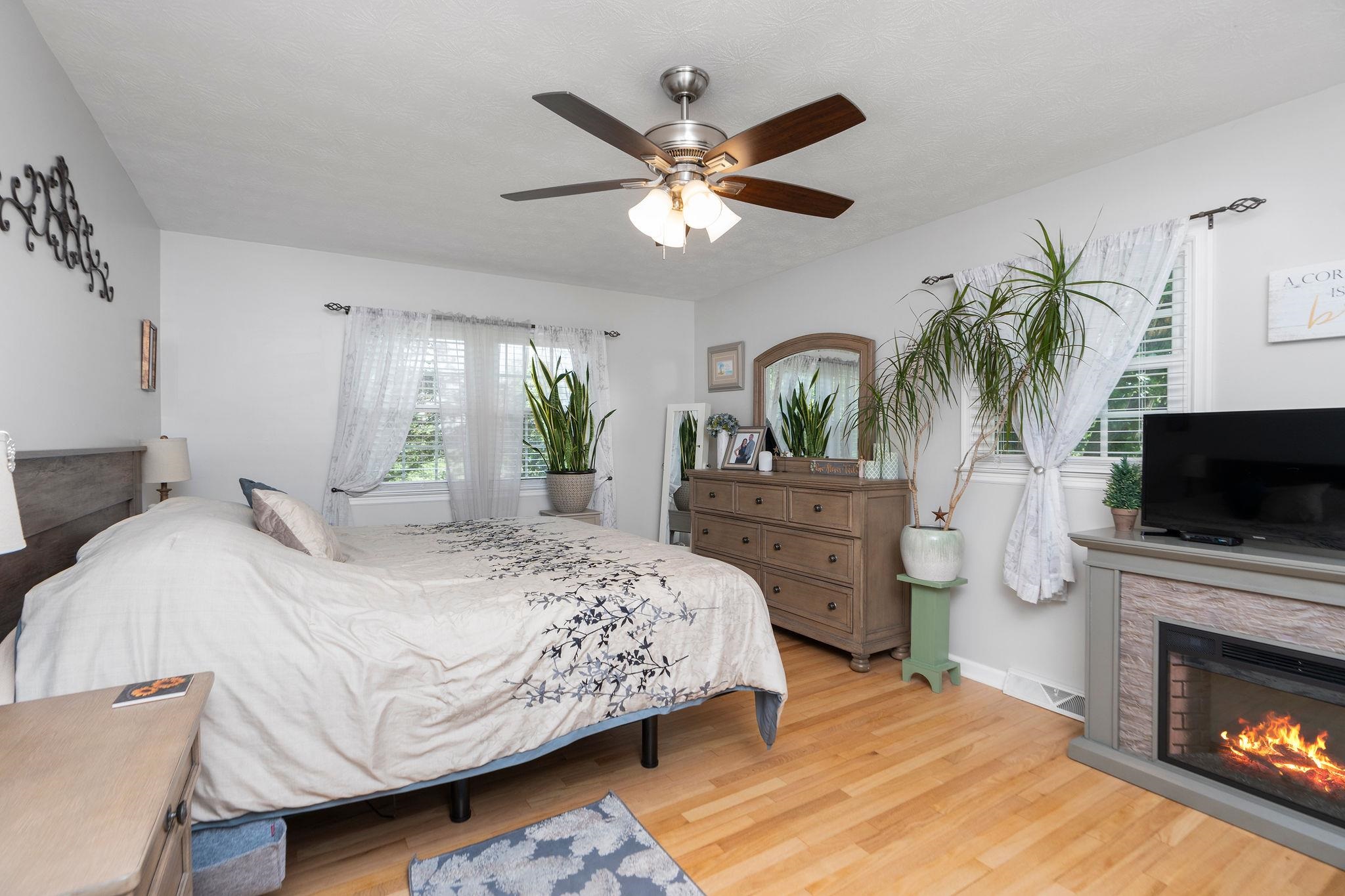 2737 BARRENRIDGE RD, STAUNTON, Virginia 24401, 2 Bedrooms Bedrooms, ,2 BathroomsBathrooms,Residential,2737 BARRENRIDGE RD,666244 MLS # 666244