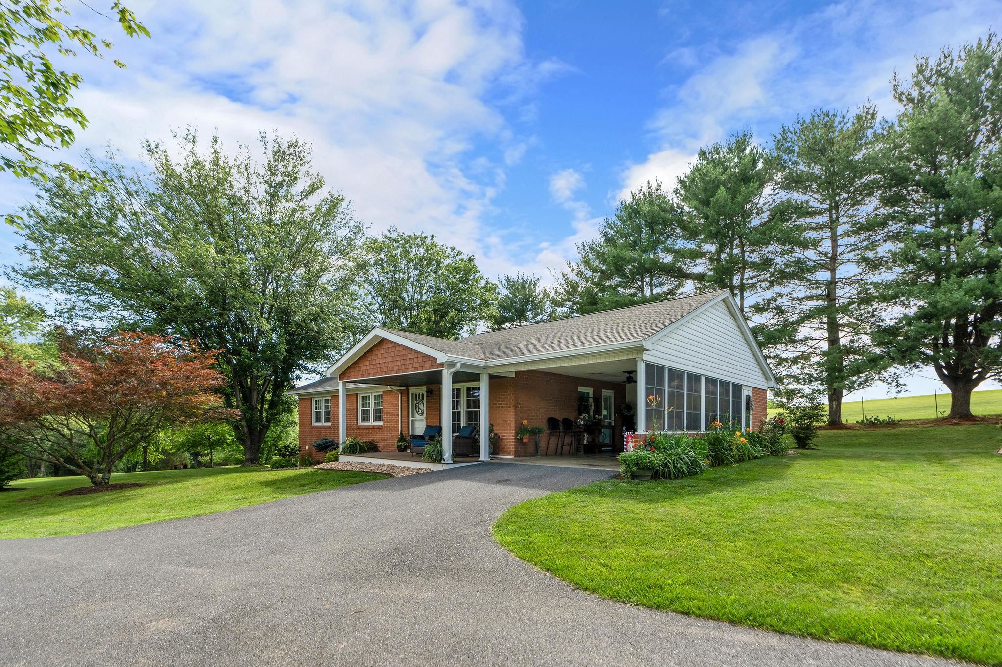 2737 BARRENRIDGE RD, STAUNTON, Virginia 24401, 2 Bedrooms Bedrooms, ,2 BathroomsBathrooms,Residential,2737 BARRENRIDGE RD,666244 MLS # 666244