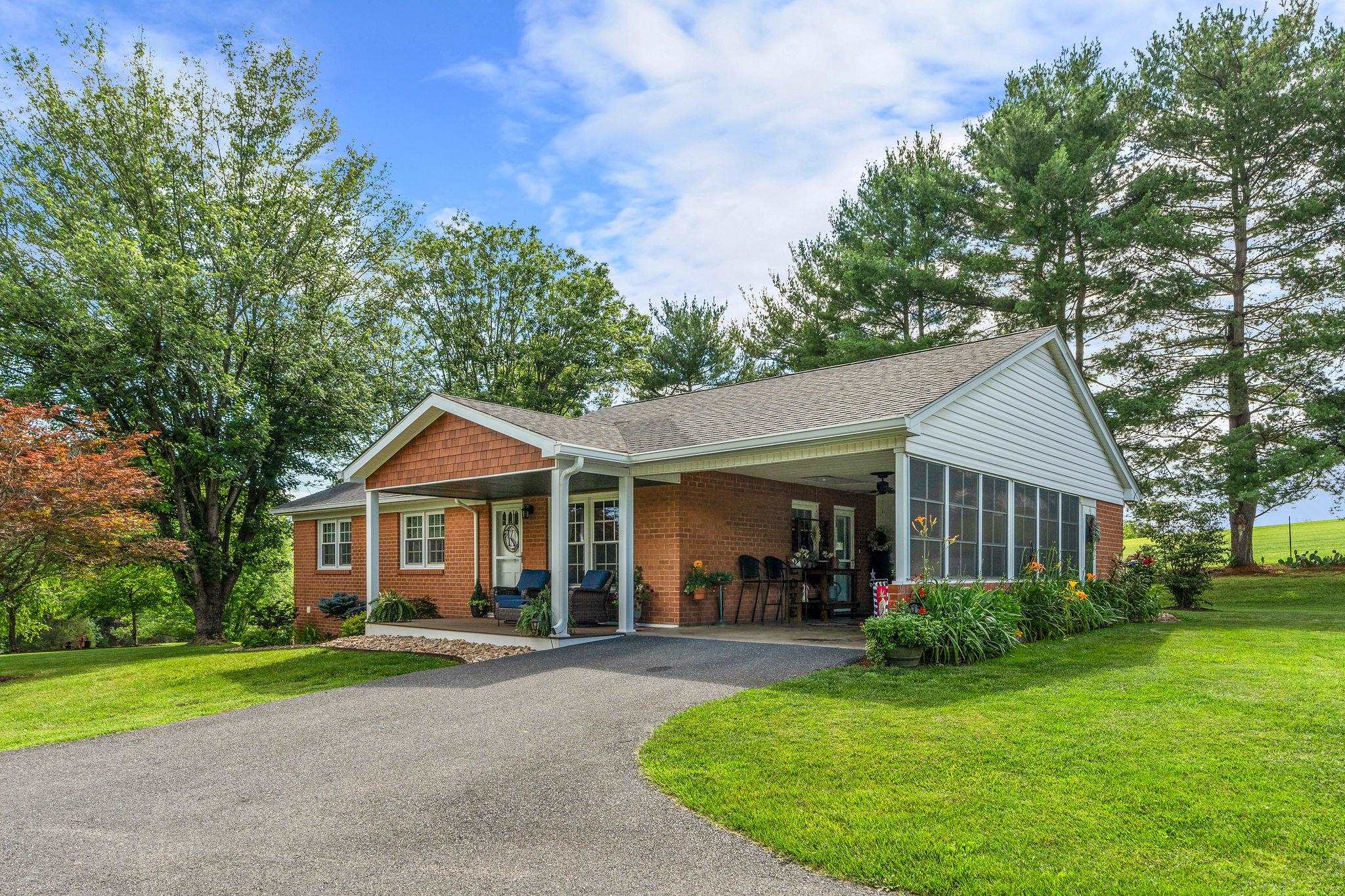 2737 BARRENRIDGE RD, STAUNTON, Virginia 24401, 2 Bedrooms Bedrooms, ,2 BathroomsBathrooms,Residential,2737 BARRENRIDGE RD,666244 MLS # 666244