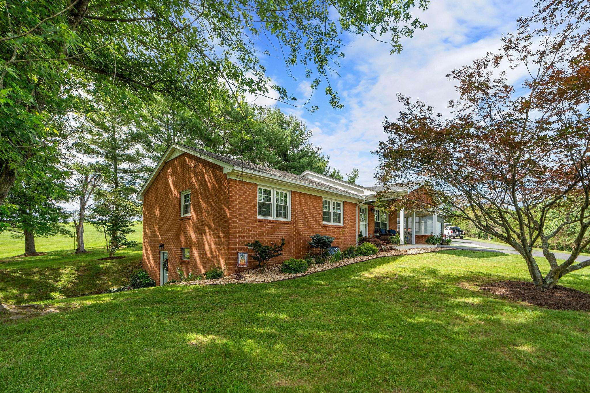 2737 BARRENRIDGE RD, STAUNTON, Virginia 24401, 2 Bedrooms Bedrooms, ,2 BathroomsBathrooms,Residential,2737 BARRENRIDGE RD,666244 MLS # 666244